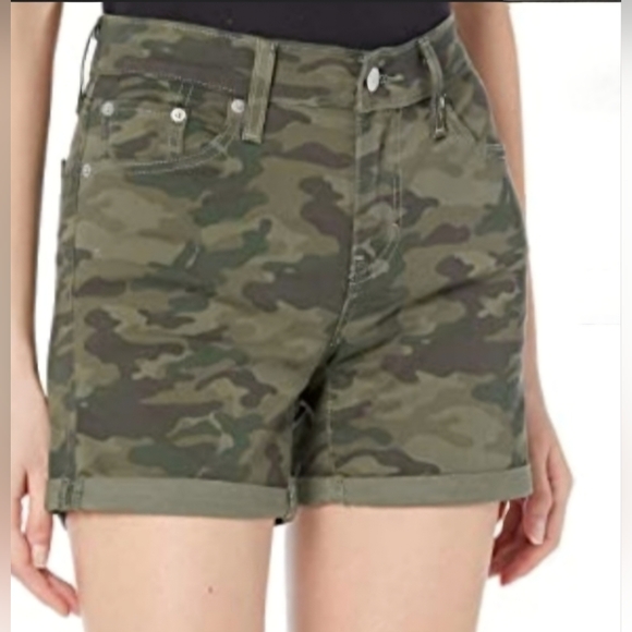 Levi’s Mid-Length Camo Shorts  Size 27 -  NWT - Picture 1 of 13